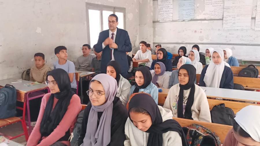وكيل وزارة التعليم خلال تفقد عدد من مدارس السنطة