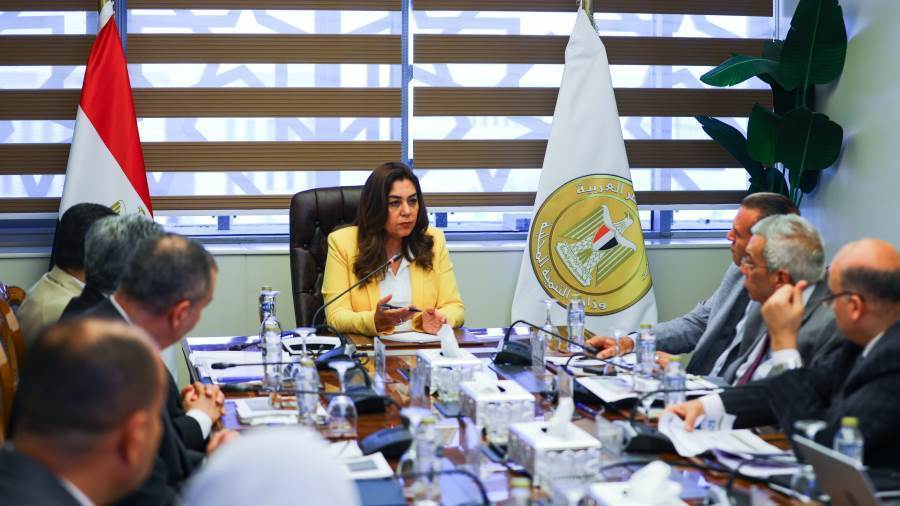 د.منال عوض تناقش الخطة الاستثمارية للمحافظات