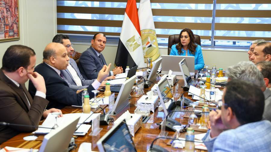 د.منال عوض تتابع دور صندوق التنمية المحلية بالمحافظات