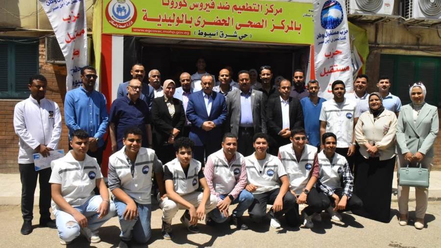 محافظ أسيوط خلال التوزيع