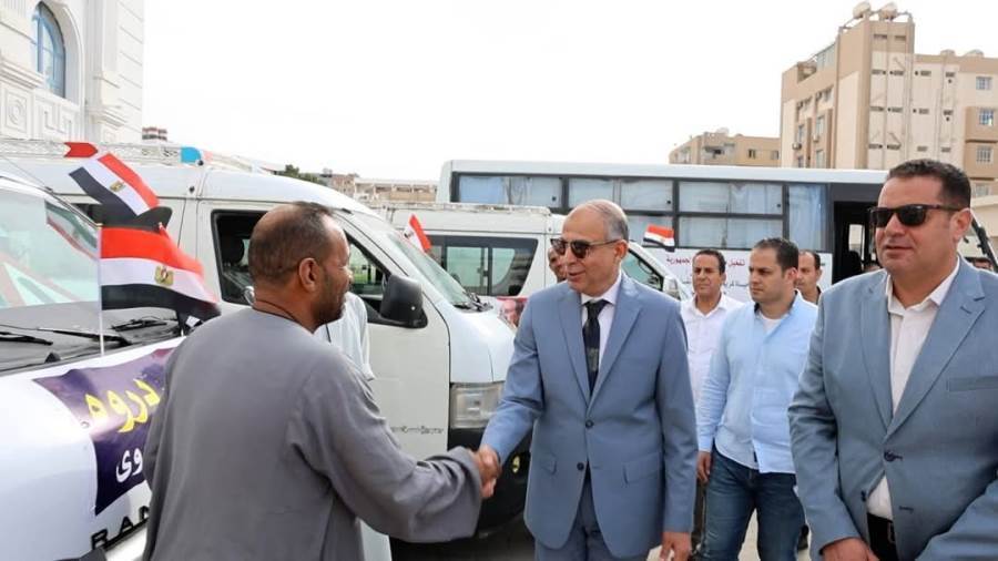 محافظ المنيا مع أصحاب السيارات