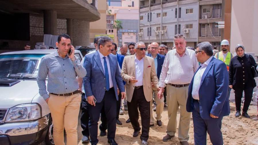 رئيس جامعة طنطا خلال تفقد انشاء مستشفى الطوارئ