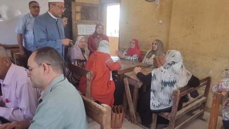 رئيس منطقة الغربية الأزهرية خلال الجولة