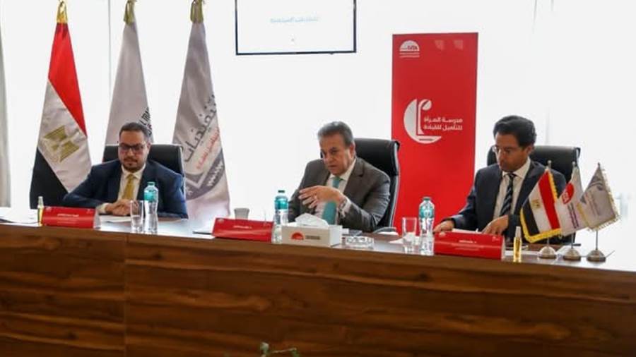 وزير الصحة يترأس لجنة اختبارات القبول لبرنامج المرأة تقود للتنفيذيات