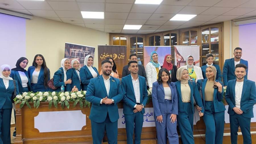 طلاب قسم الإذاعة والتلفزيون بجامعة عين شمس