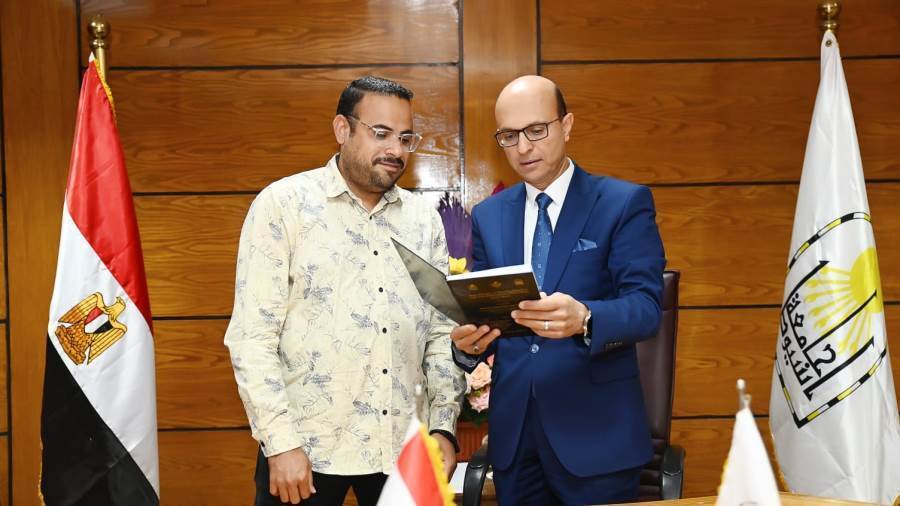رئيس جامعة أسيوط مع الباحث محمود عجمى