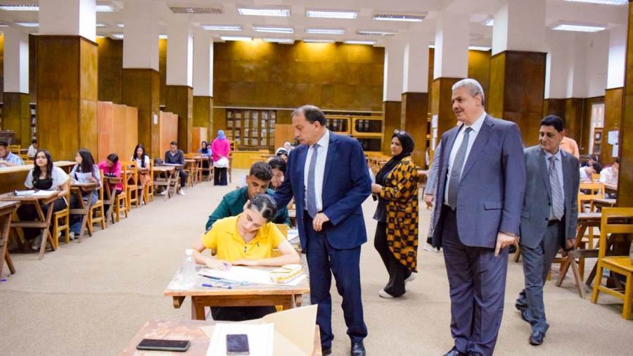 رئيس جامعة بنى سويف يتفقد الامتحانات