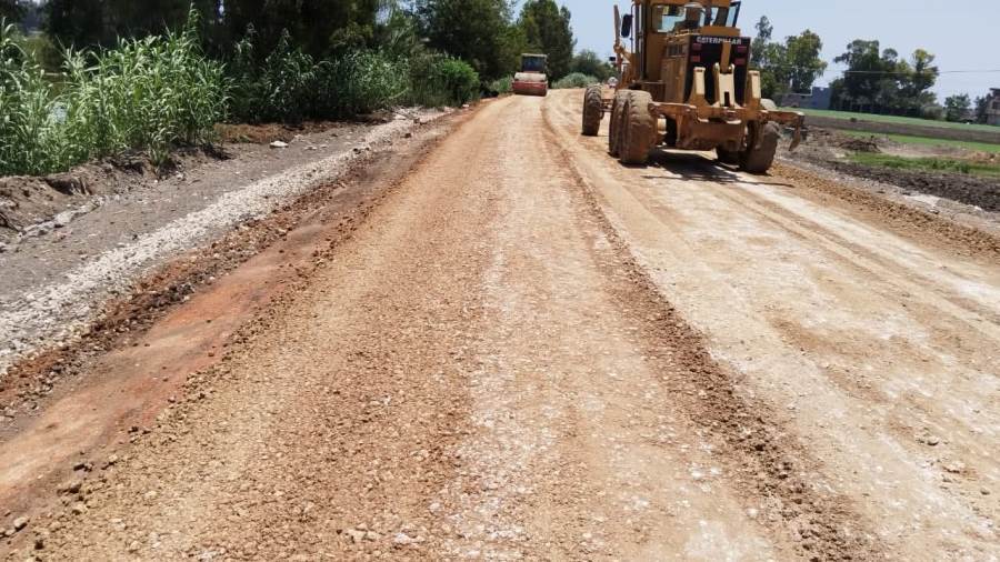 جانب من أعمال رصف الطريق