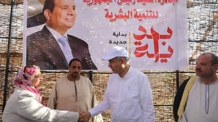 محافظ المنيا خلال اللقاء