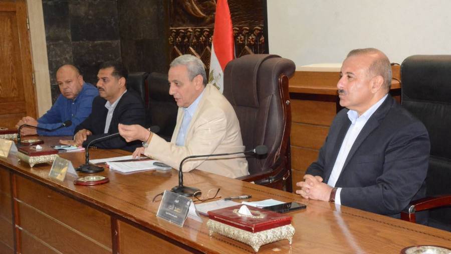محافظ الغربية خلال الاجتماع