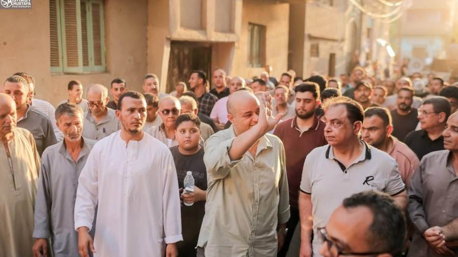 مرشح مستقبل وطن بالشرقية يحيي الناخبين