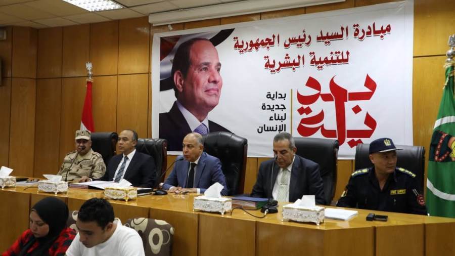 محافظ المنيا خلال المجلس التنفيذي