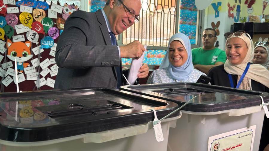 وزير الطيران خلال الإدلاء بصوته