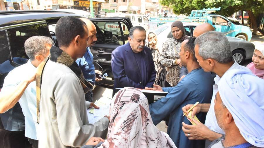 محافظ أسيوط خلال الجولة