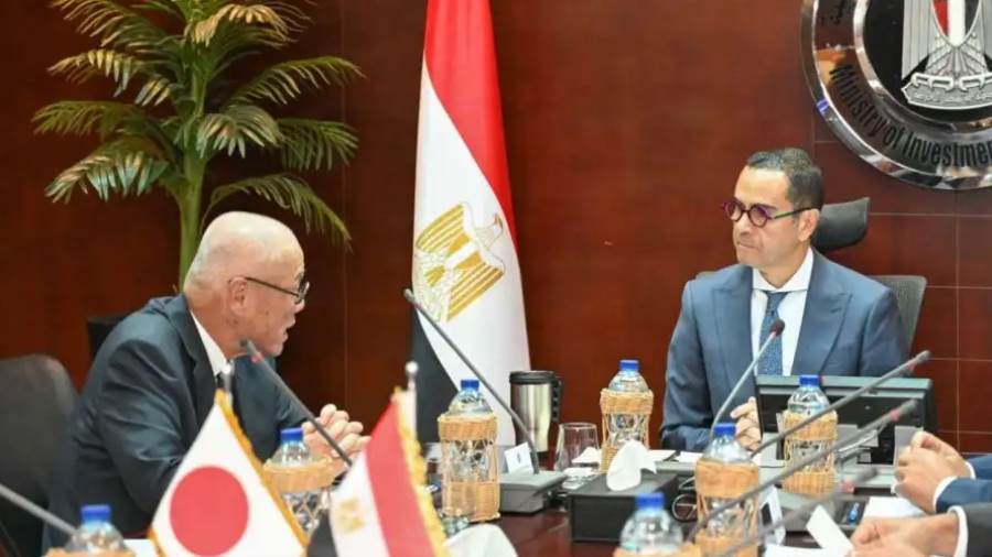 المهندس حسن الخطيب وزير الاستثمار والسفير فوميو إيواي سفير اليابان بالقاهرة