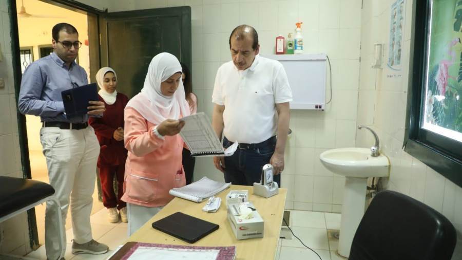 عمرو قنديل يتفقد إحدى وحدات الوادي الجديد