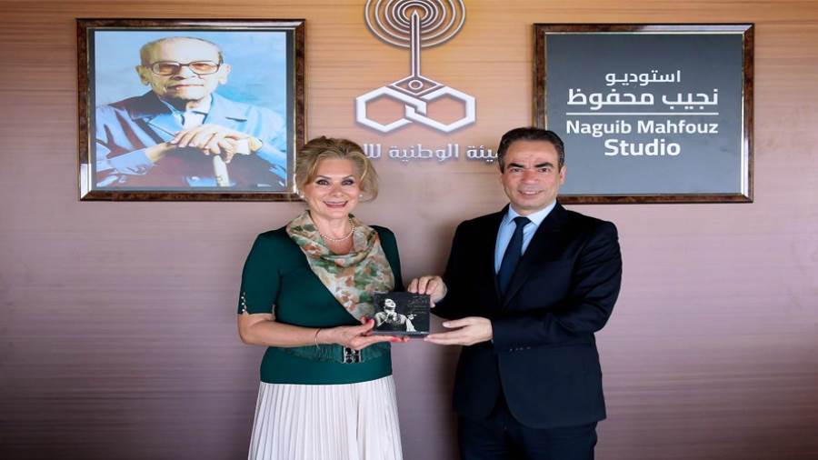 المسلماني يهدى سفيرة المكسيك نسخة من أغاني كوكب الشرق