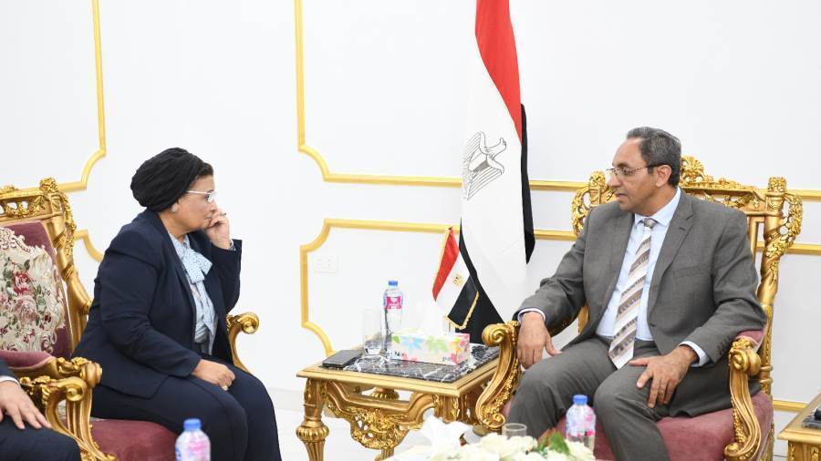 محافظ قنا ونائبة وزير الصحة