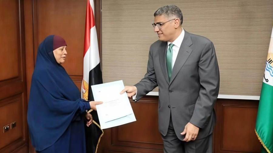 محافظ الجيزة يسلم 20 عقدا