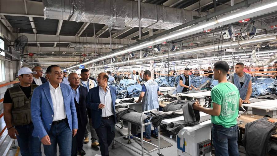 رئيس الوزراء خلال جولته بالشركة