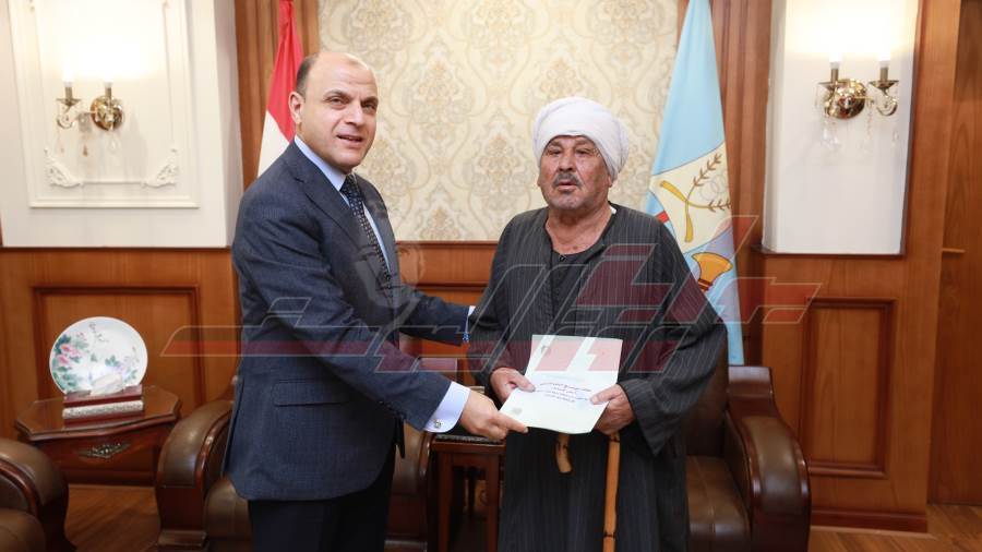 تسليم العقود