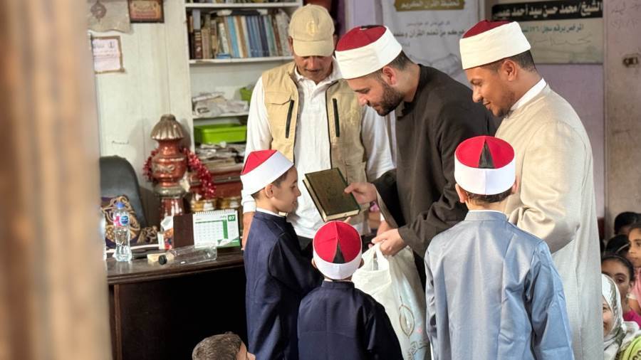 توزيع الكتب والمصاحف على الطلاب الأزهريينال