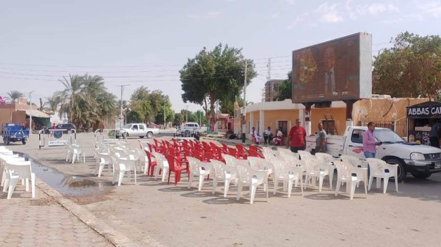 شاشات ومقاعد بميادين الوادى الجديد