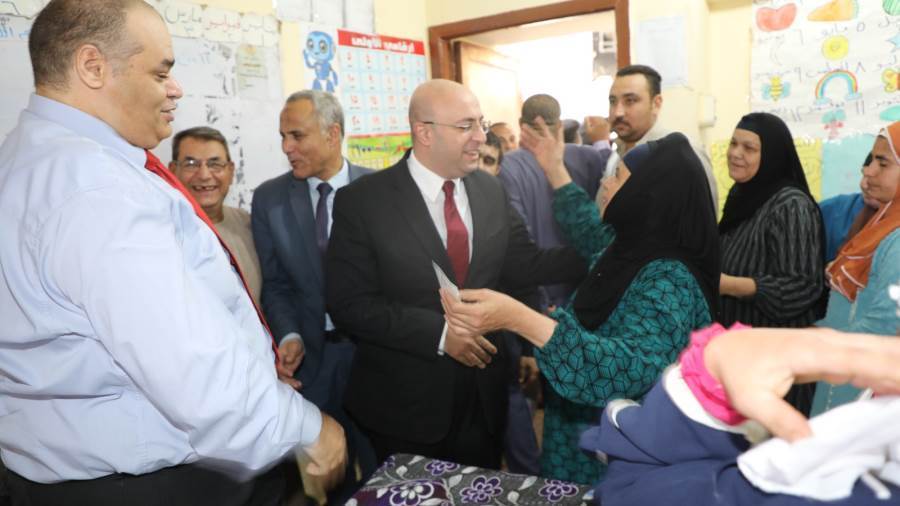 محافظ بنى سويف يتفقد اللجان الانتخابية