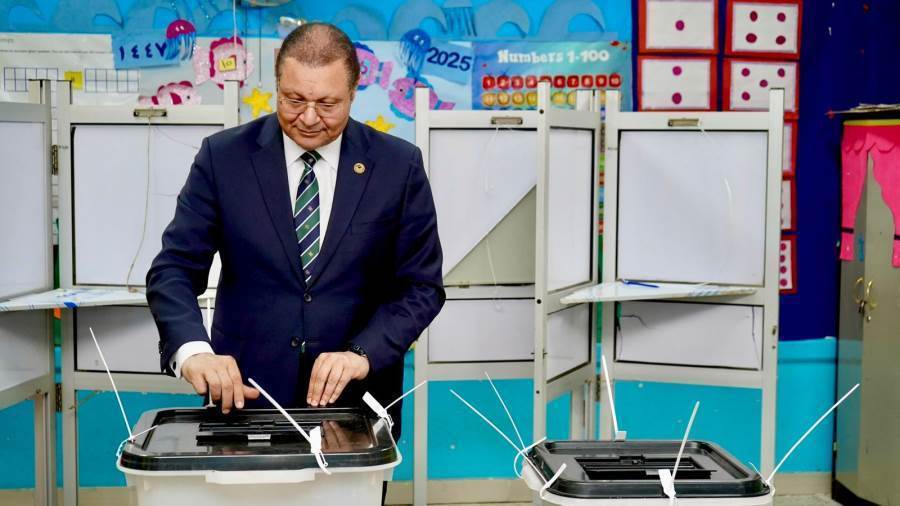 احمد طه بدلي بصوته في الانتخابات