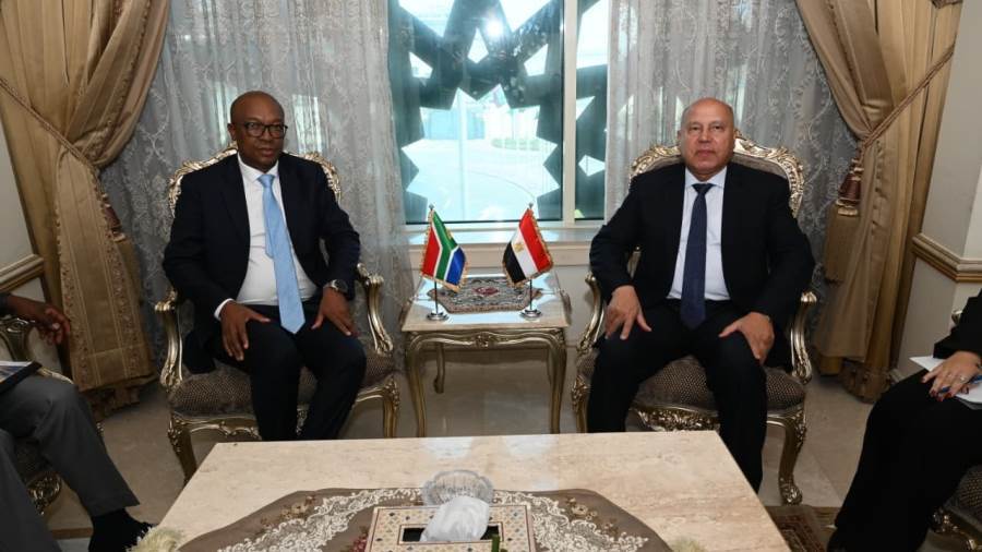 كامل الوزير نائب رئيس الوزراء للتنمية الاقتصادية مع باركس تاو وزير التجارة والصناعة والمنافسة بجنوب أفريقيا