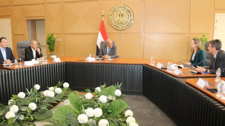 وزير الكهرباء مع وفد البنك الدولي