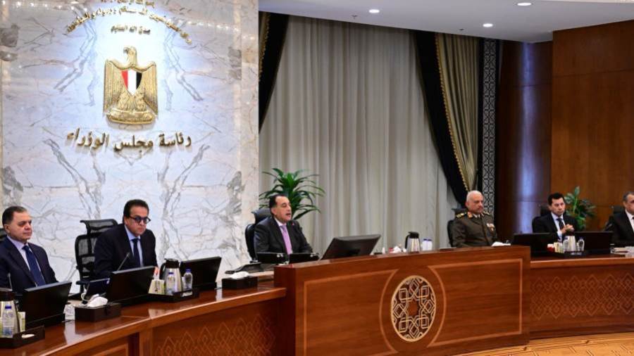 رئيس الوزراء خلال الاجتماع