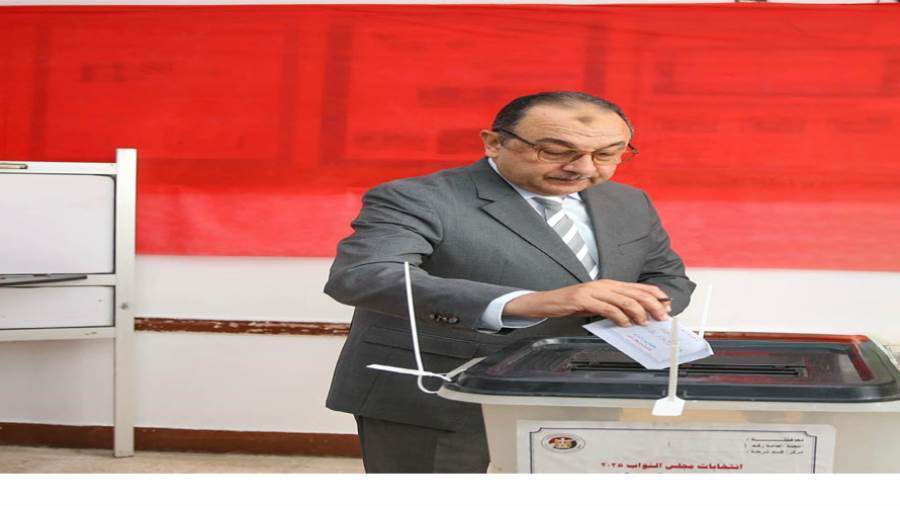 وزير قطاع الأعمال العام خلال الإدلاء بصوته