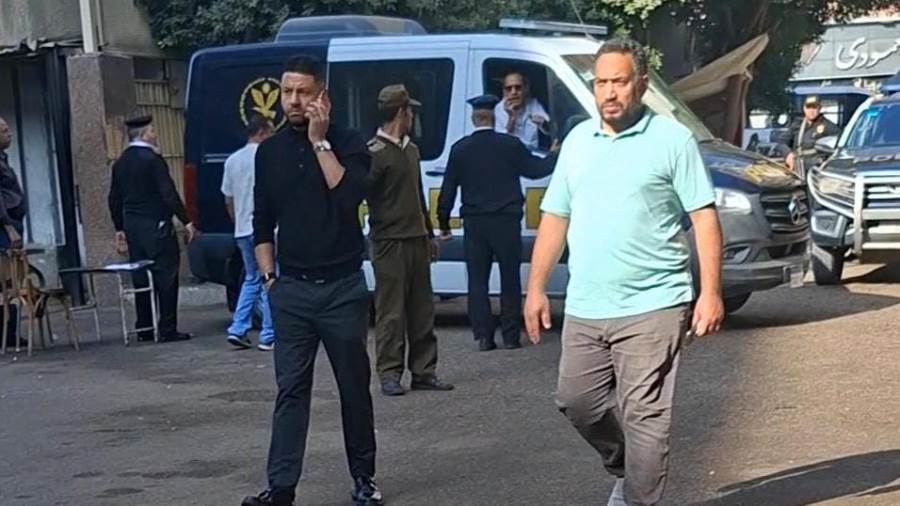 نزول اللاعب من سيارة الشرطة