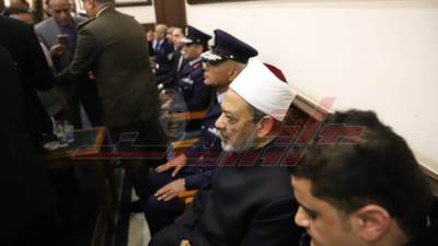 شيخ الأزهر وحواس وحسنى يصلون عزاء الرئيس الأسبق 