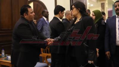 فيفي عبده ومحمد فؤاد ولفيف من الفنانين يقدمون واجب العزاء في "مبارك"