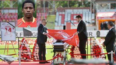 معاقبة طبيبة رومانية لإهمالها في علاج لاعب إفريقي (فيديو)