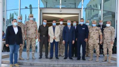 محافظ المنيا يزور المستشفى العسكري ومركز القوات المسلحة لعلاج الأورام