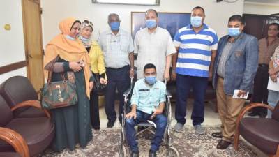 محافظ أسيوط يلتقي "محمد عبد الباسط" من ذوي الهمم ويوجه بفرصة عمل له