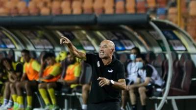 باتشيكو يجتمع بلاعبي الزمالك قبل التحرك إلى ملعب محمد الخامس