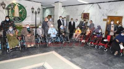 محافـظ المنوفية يسلم 13 كرسيا كهربائيا لذوي الهمم