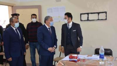 محافظ المنيا يتفقد التصويت باللجان ويشدد على تطبيق الإجراءات الوقائية لكورونا