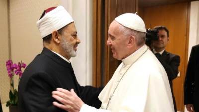 الإمام الأكبر يهنئ البابا فرنسيس والمسيحيين حول العالم بأعياد الميلاد المجيدة