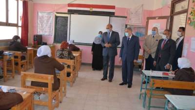 محافظ المنيا يتفقد عددا من لجان اختبارات الشهادة الإعدادية المجمع