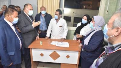 محافظ أسيوط يتفقد سير العمل بمركز تطعيم المواطنين بلقاح كورونا بـ"الإيمان العام"