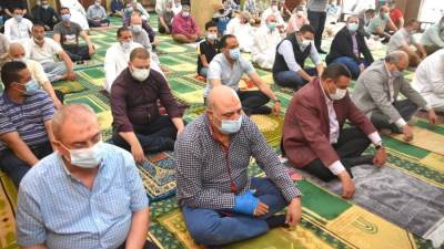 محافظ البحيرة يؤدي صلاة الجمعة بمسجد عطا بدمنهور