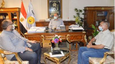 محافظ أسيوط يلتقى مسؤولى مياه الشرب والصرف الصحي بالمحافظة لمتابعة توفير الأراضي المطلوبة لإقامة المشروعات