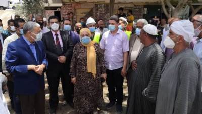   محافظ المنيا يتفقد عددًا من المشروعات بديرمواس ويعقد جلسة حوارية مع الأهالي