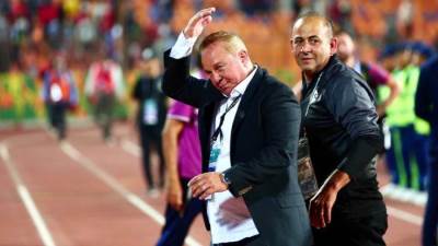 لاعبو منتخب مصر يكرمون شوقي غريب بسبب شهادة اللجنة الأولمبية الدولية