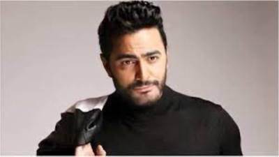 تامر حسني ينتهي من تصوير كليب "افتح عينك" في الساحل